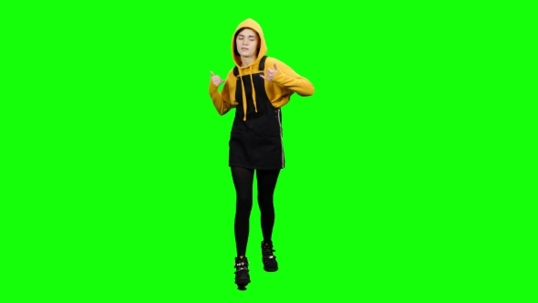 Girl Walks and Grimaces. Green Screen