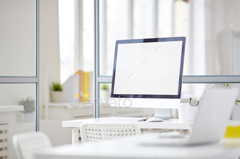 er with blank screen on white desk