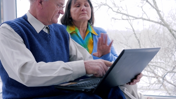 Online Shopping Leisure Time, Elderly Couple with Computer Sit on Internet and Smile