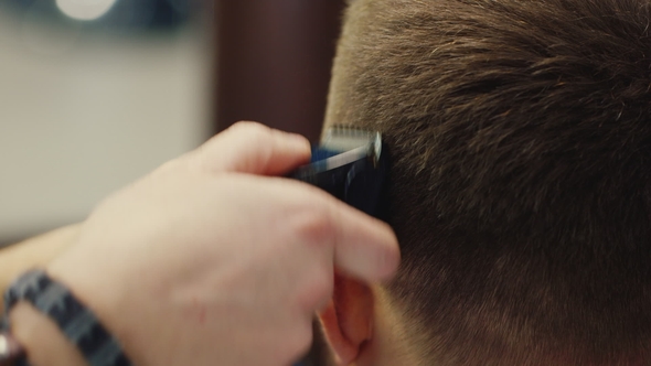 Men Cut Their Hair Shaver