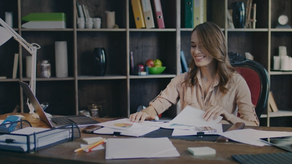 Happy Business Woman Smiling in Office. Successfull Woman Enjoy Work