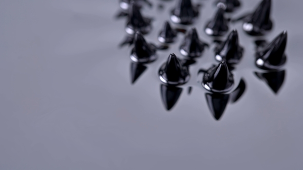 Ferromagnetic Fluid Creates Amazing Drawings in a Magnetic Field alt