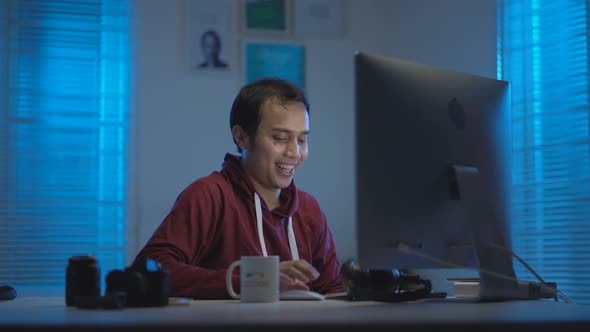 Asian young man working from home at night_103