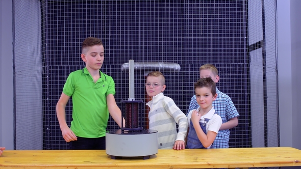 Children Have an Experiment with Electromagnetic Fountain alt