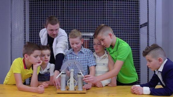Children Explore Wimshurst Machine in Scientific Museum alt