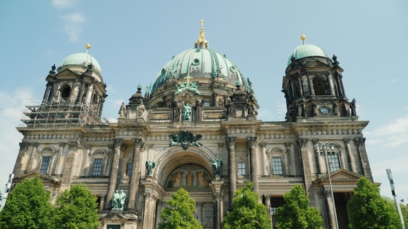 Berlin Cathedral on a Clear Spring Day. Steadicam Shot