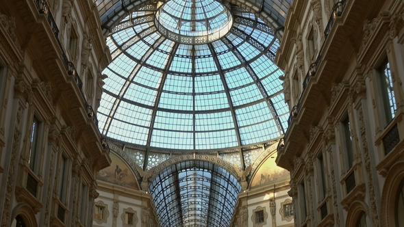 Walking in Galleria Vittorio Emanuele, Milan