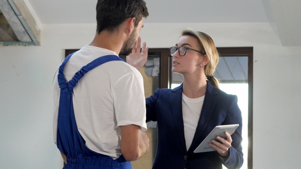 Female Contractor at a Work Site Using an Tablet with Master-builder alt