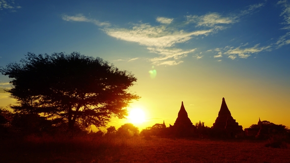 Silhouette of Temples in Bagan at Sunset alt