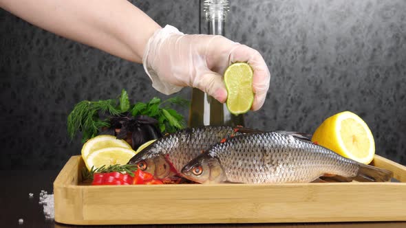 Marinate fish with lime and lemon