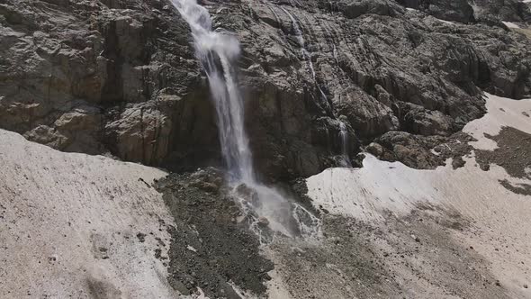 A Beautiful Waterfall in the Upper Reaches of the Tanadon Gorge