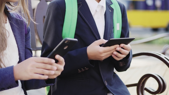 Pupils Play in the Smartphone and Tablet