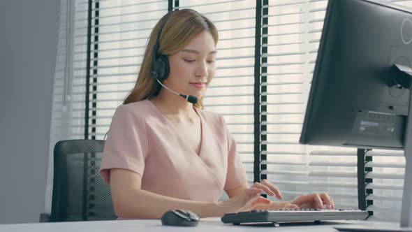 Asian beautiful business woman call center working in office workplace.