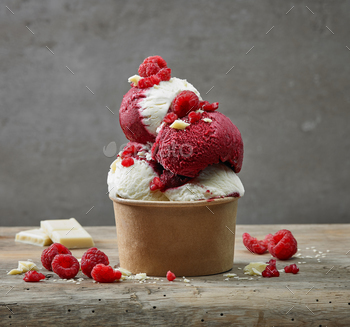 white chocolat ice cream and raspberry sorbet