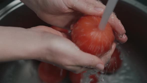 Correct Way To Wash Vegetables, Hands Are Washed the Tomatoes Under Water