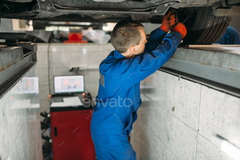 -service. Computer diagnostic of car suspension, collapse of convergence