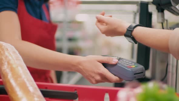 Contactless Payment In Supermarket
