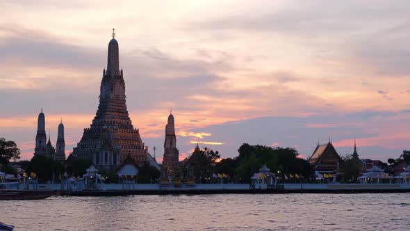 4K : Time lapse Landmark of bangkok Temple of Wat Arun