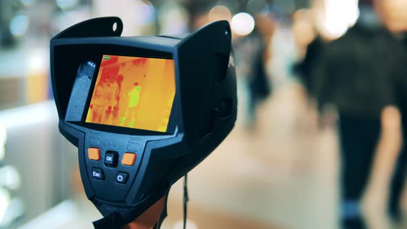 Display of a Thermographic Camera While Scanning People