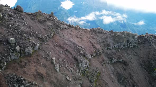 Drone footage passing by a crest with the Piton des Neiges.