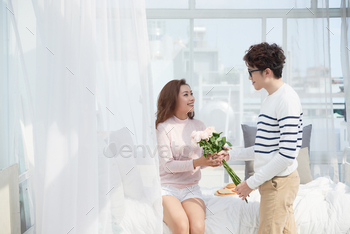 o his girfriend on the morning of anniversary day