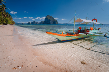 ng with beautiful scenery of surreal Pinagbuyutan island in background. Exotic nature scenery in El Nido, Palawan, Philippines.
