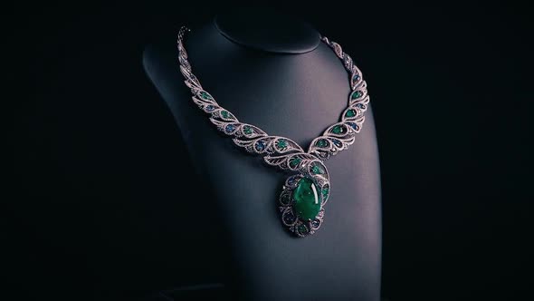 Beautiful necklace with blue sapphires and green emeralds