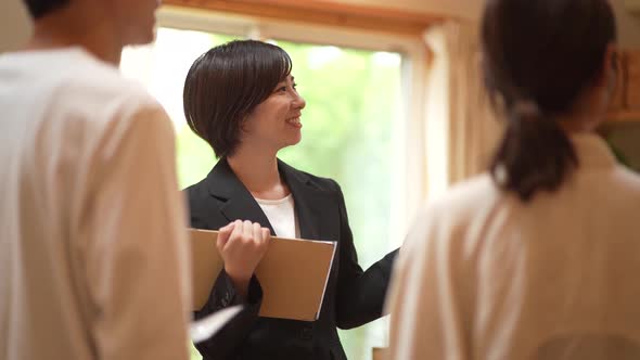 A female employee who guides the property