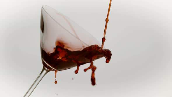 Red wine pouring out of a glass, Ultra Slow Motion alt