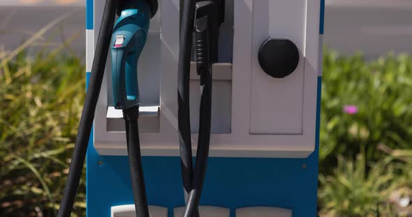 Electric vehicle charging station