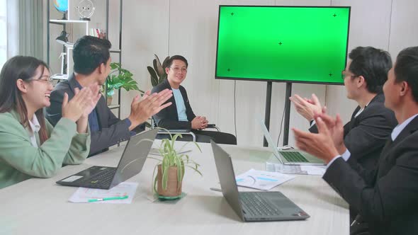 Businesswoman Gives Presentation To His Business Colleagues With Tv Mock Up Green Screen