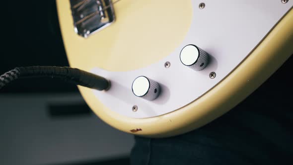 Experienced Bassist Takes Quarter-inch Jack From Guitar