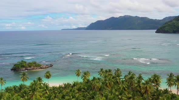 4k 30fps A Virgin Beach With A Boat In The Beach In The Caribbean In The Paradise 9