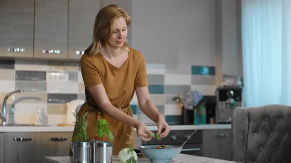 Portrait of Woman Hold Fresh Salad Rbbro