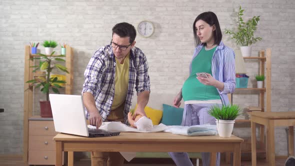 Young Parentstobe Are Now Learning How To Swaddle a Newborn Via the Internet