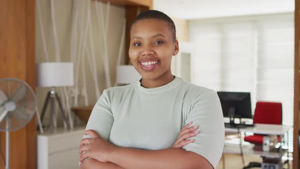 Portrait of caucasian woman looking to camera smiling