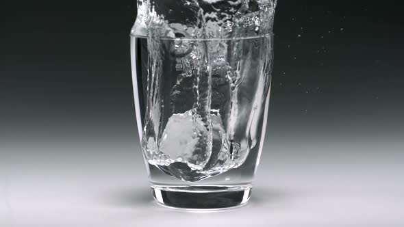 Ice cube in glass of water, Slow Motion alt