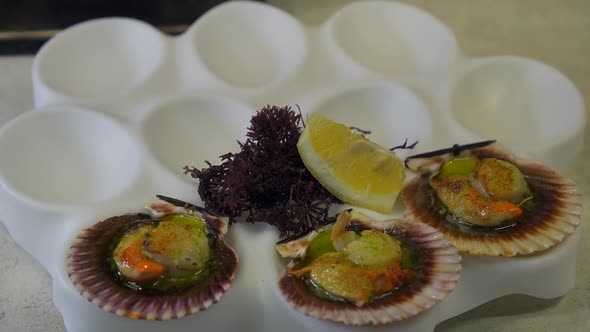 Grilled scallops with lemon, garlic and parsley sauce