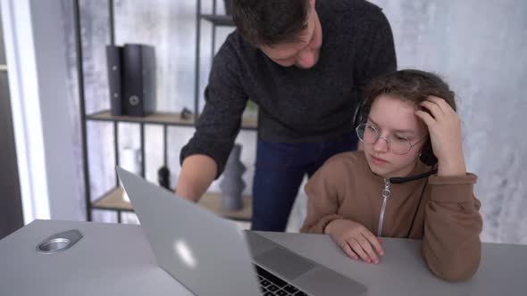 Father Answers the Daughters Question By Showing It to the Laptop Screen