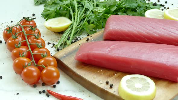 Raw tuna meat salad