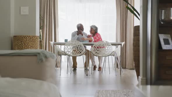 A senior african american couple spending time together at home. social distancing in quarantine.