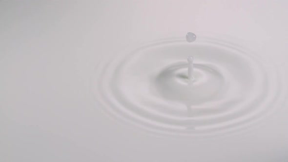 Water drop in milk, Slow Motion alt