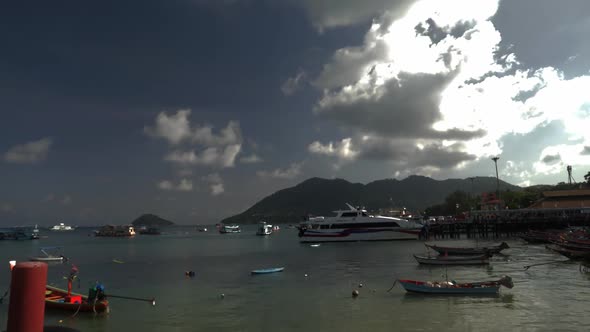 Looking at the port of Koh Tao in Thailand. (Timelapse)