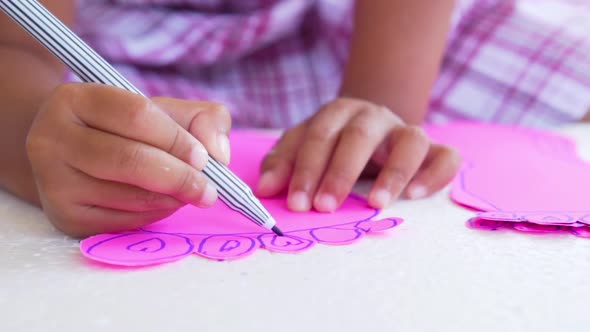 Kid hands using the colored felt pens on paper