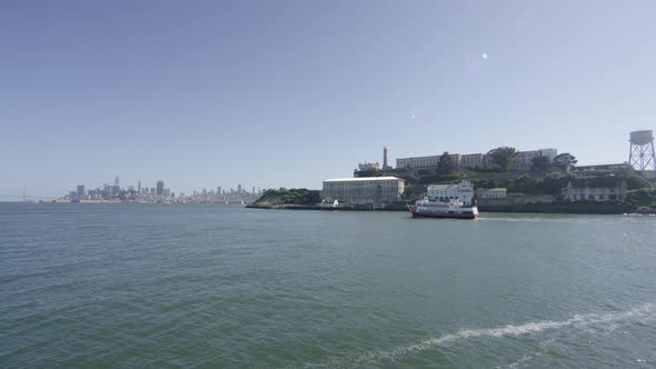 Boat sailing to Alcatraz Island, San Francisco alt