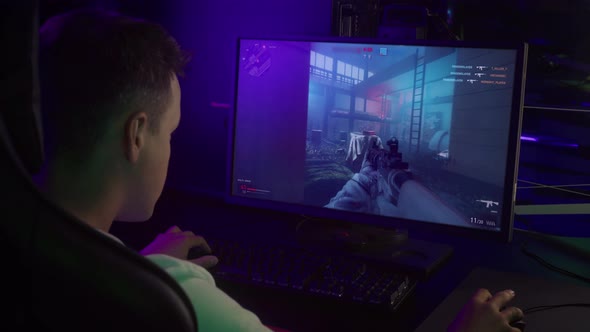 Gamer is losing round in multiplayer computer game because of bomb explosion alt