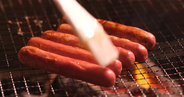 Grilling sausage on the metal net