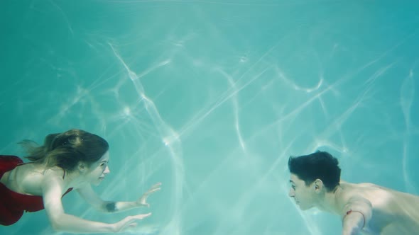 Couple Dancing Modern Choreography Underwater