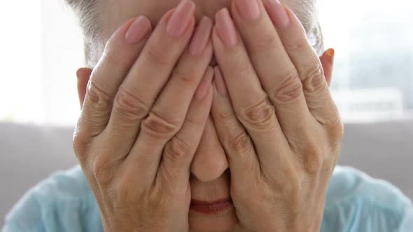 Woman having headache