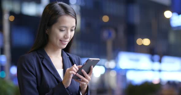 Businesswoman use of cellphone in city